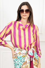 modella indossando Camicia Collo Coreana in Tencel a Righe Multicolor colore Giallo-Fucsia Unica