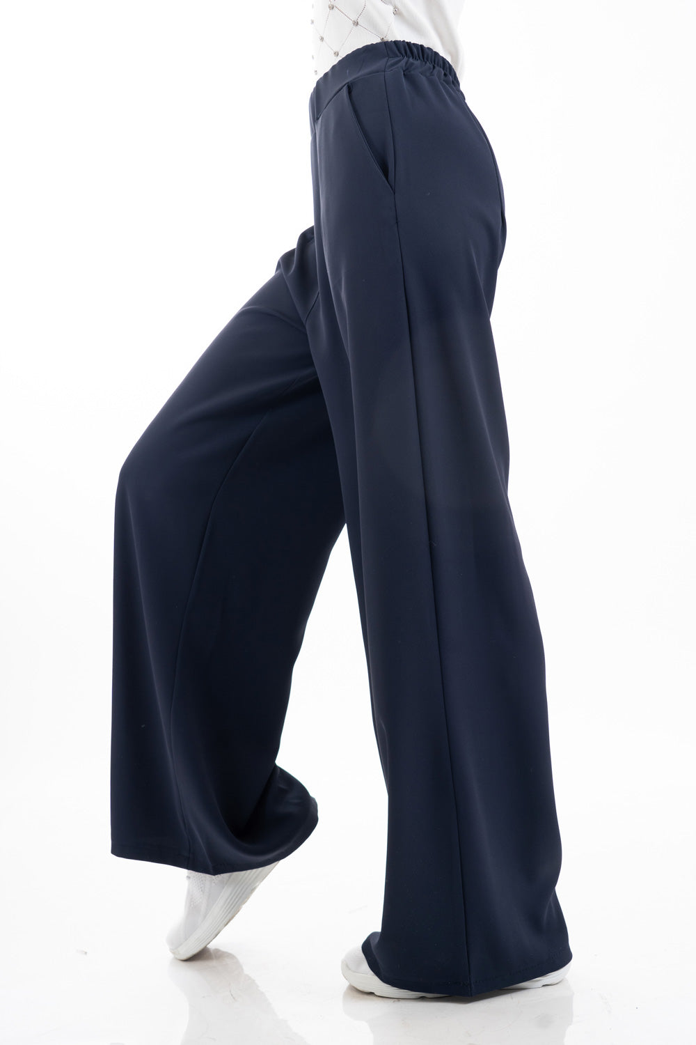modella indossando Pantalone palazzo sartoriale con pinces e vita elasticizzata colore Blu Unica