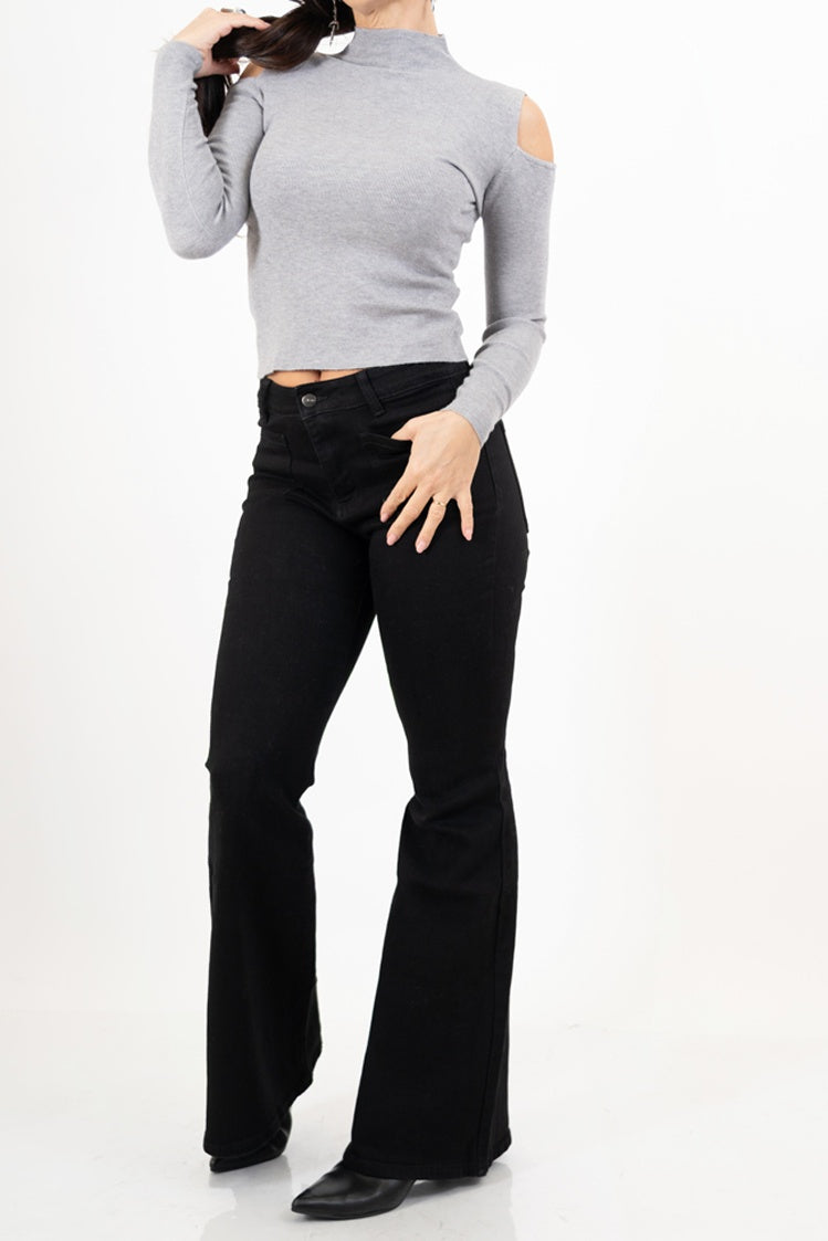 modella indossando Maglia collo vulcano con spalle scoperte in filato misto viscosa colore