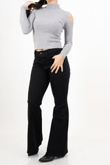 modella indossando Maglia collo vulcano con spalle scoperte in filato misto viscosa colore