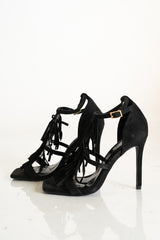 modella indossando Sandalo nero con frange e tacco alto colore