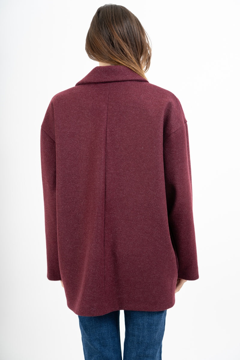 modella indossando Cappotto corto doppiopetto in panno morbido colore