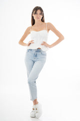 modella indossando Jeans vita alta gamba dritta con strass degradé in denim elasticizzato colore