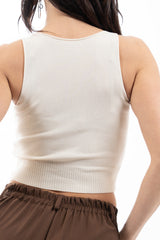 modella indossando Top smanicato in maglia di viscosa con fondo a costina colore