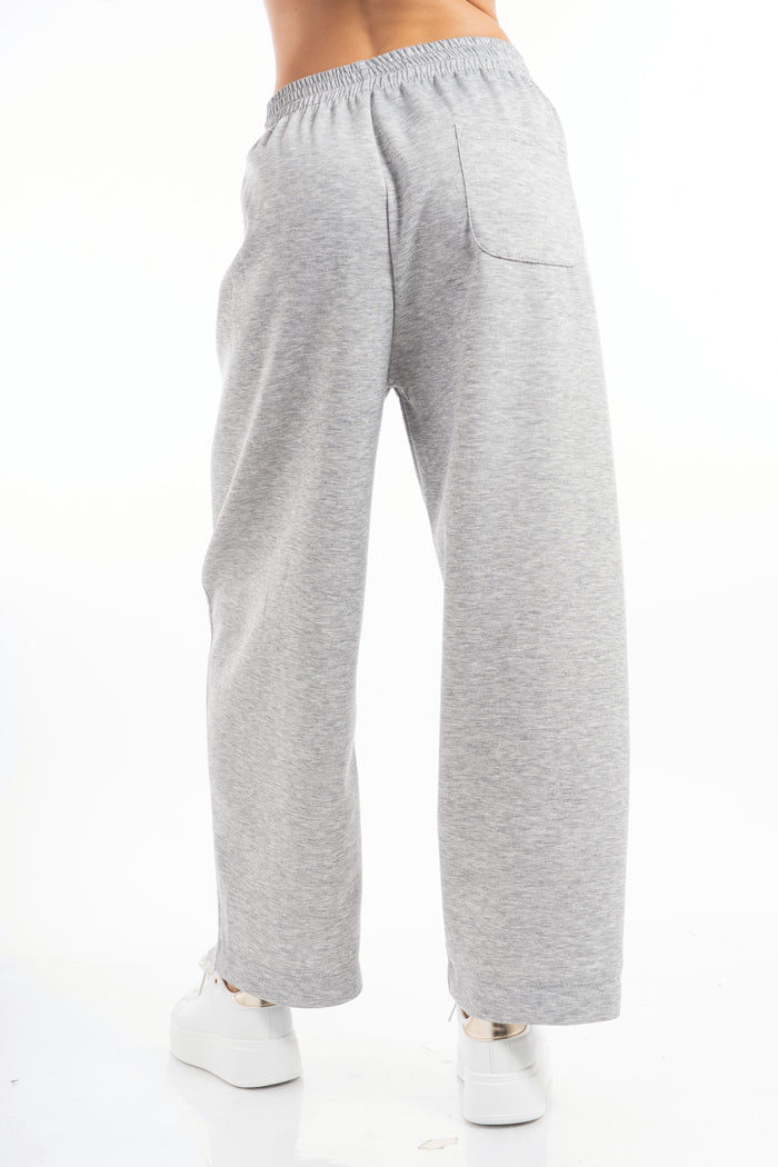 modella indossando Pantalone in misto viscosa con elastico in vita colore