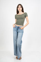 Maglia crop scollo barca in viscosa elasticizzata a manica corta.