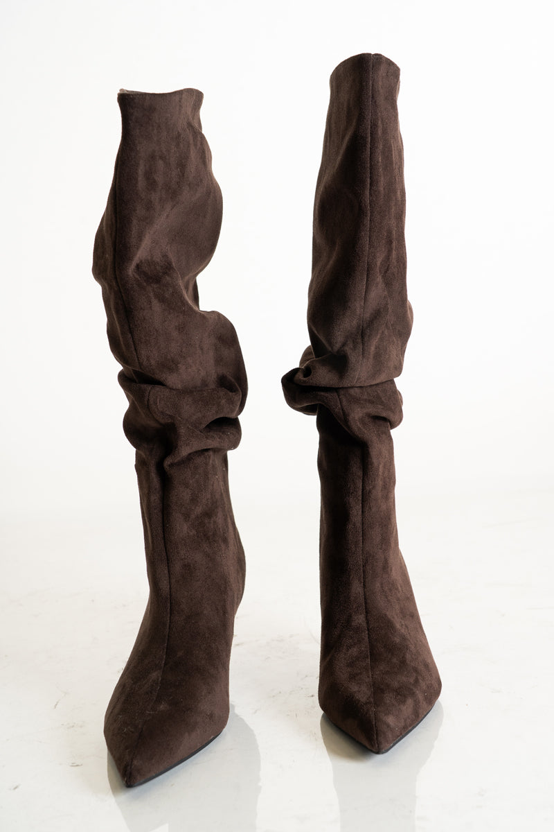 modella indossando Stivale morbido a punta con arricciature e tacco sottile marrone colore