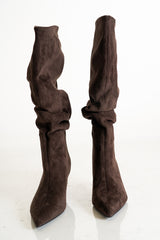 modella indossando Stivale morbido a punta con arricciature e tacco sottile marrone colore