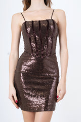 modella indossando Abito corto a fascia con paillettes e bustier profilato in velluto colore