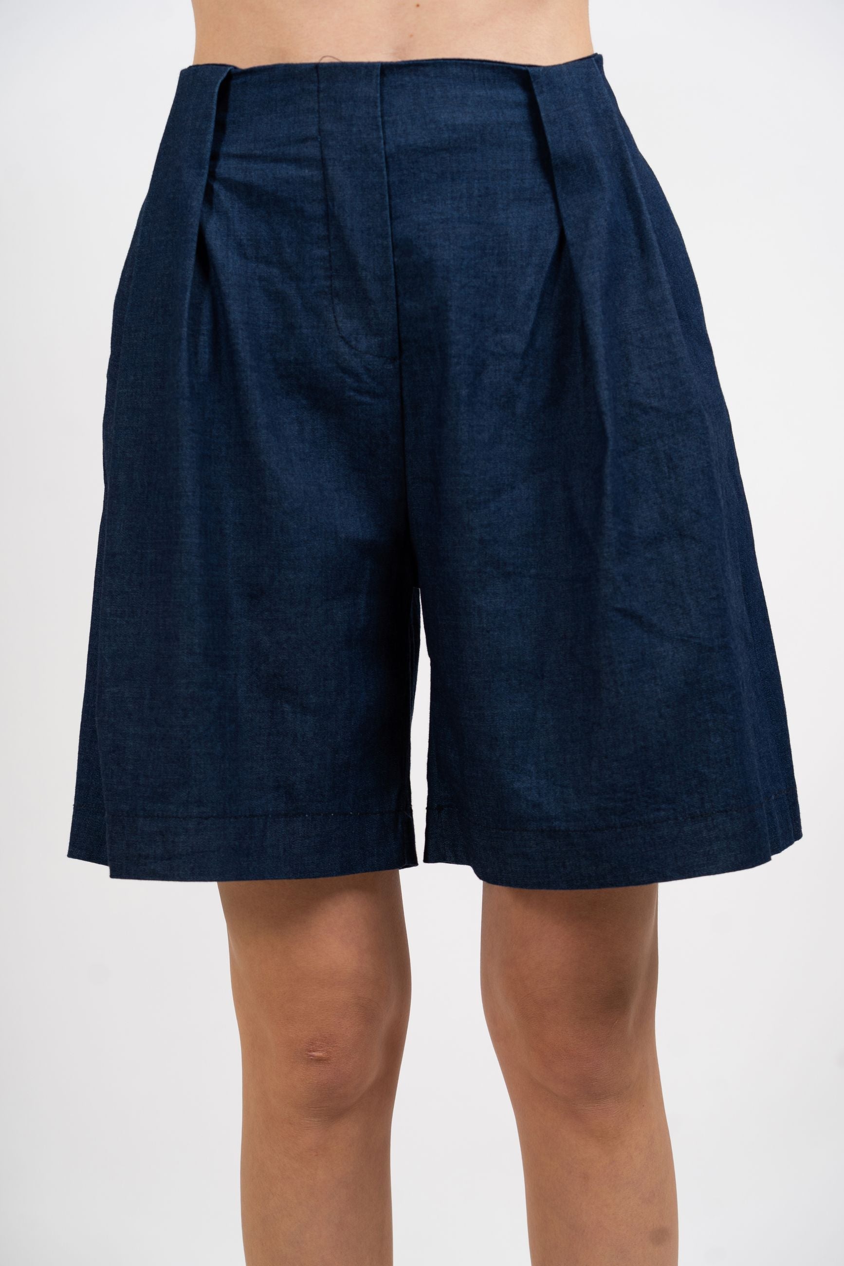Bermuda ampio con pinces effetto chambray.