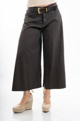 modella indossando Pantagonna marrone midi ampia in cotone elasticizzato con cintura inclusa colore Marrone