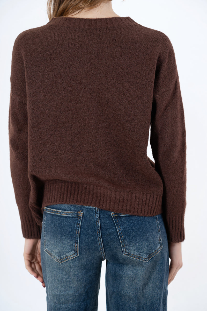 modella indossando Maglione girocollo con scritta “Bella e impossibile” in misto lana Made in Italy colore