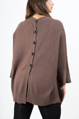 modella indossando Maglia lunga in misto viscosa con bottoni sul retro colore Marrone Unica