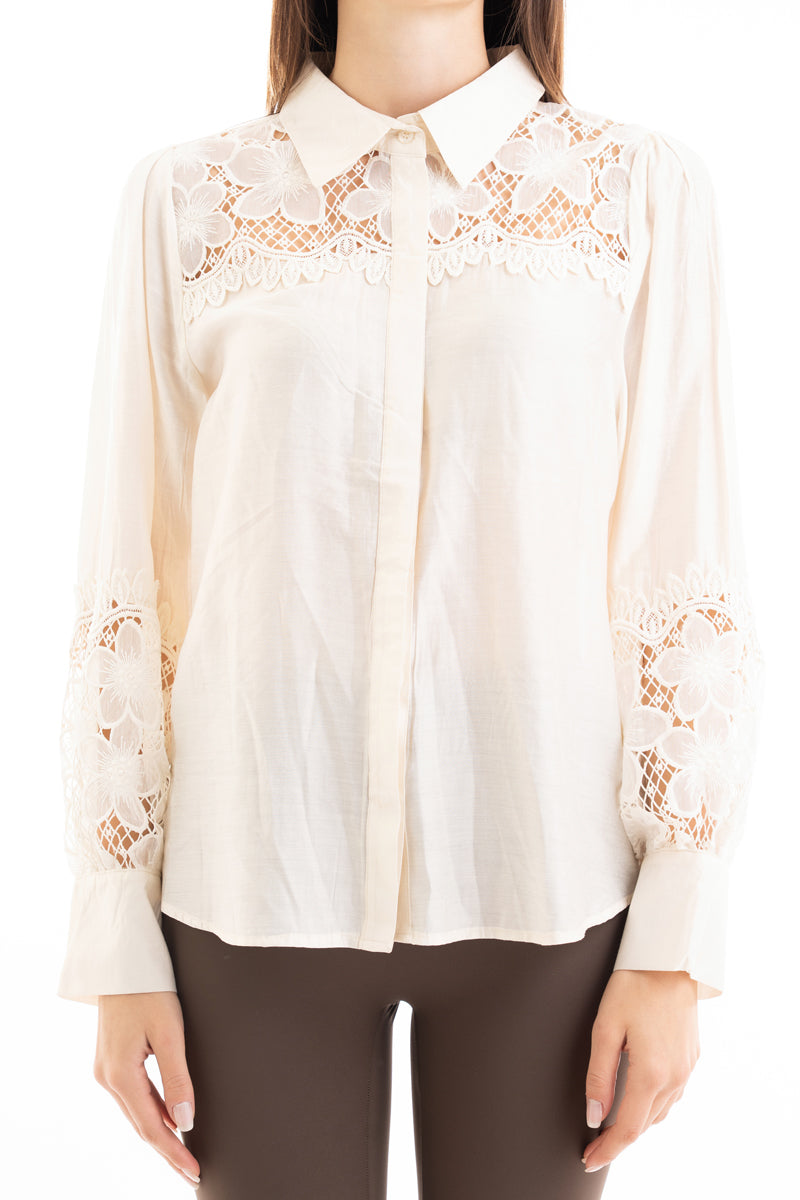 modella indossando Camicia donna in viscosa e tencel con inserti macramé e maniche a palloncino colore Beige Unica