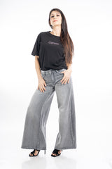 modella indossando T-shirt scritta “Se parli male di me ti prego esagera” colore Nero-rosa Unica