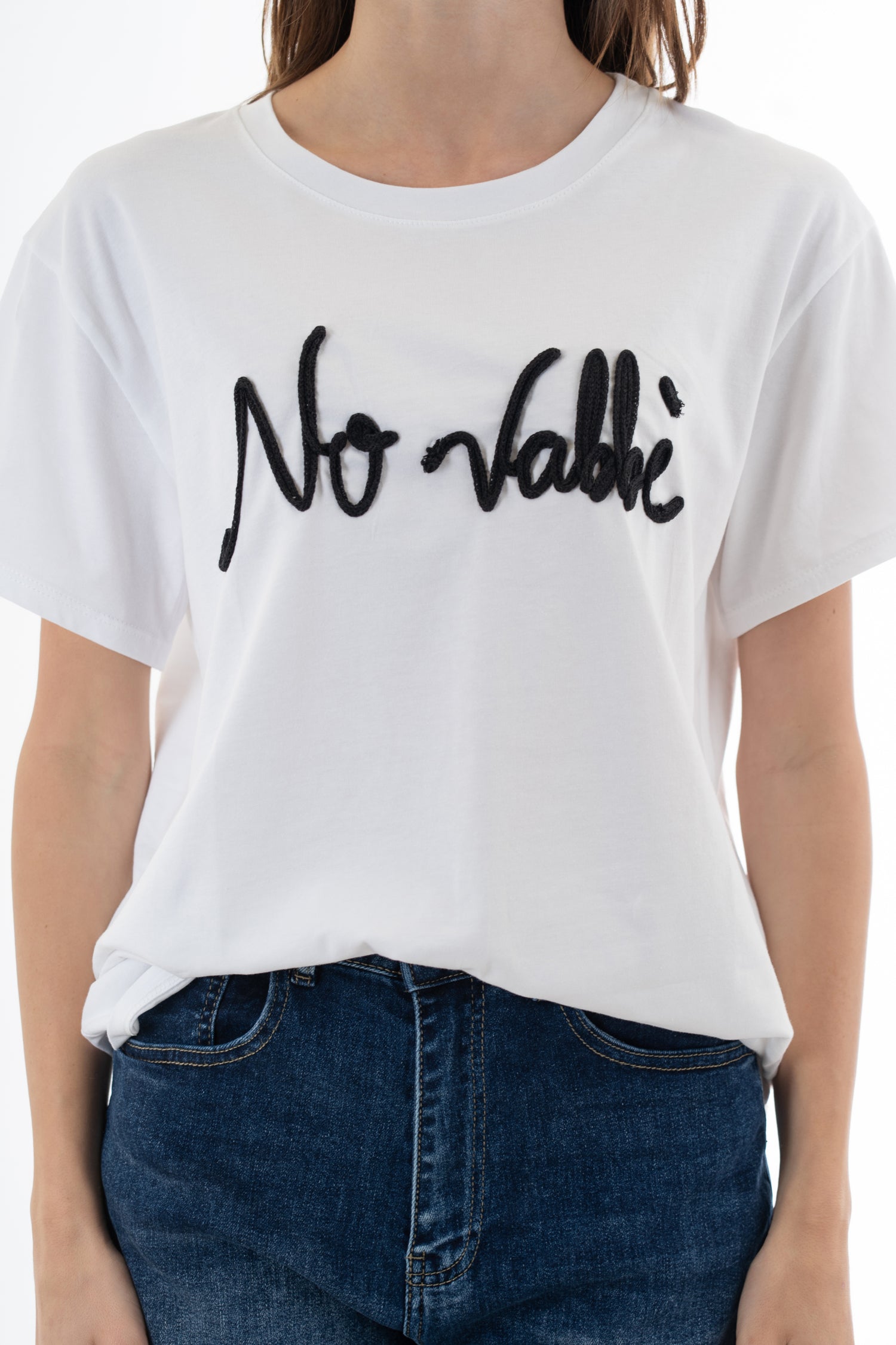 modella indossando T-shirt in cotone elasticizzato con scritta No Vabbè applicata in rilievo colore Bianco-Nera Unica