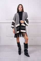 modella indossando Mantella Kiyomi Graphic colore Nero-Bianco Taglia Unica