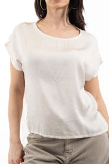 modella indossando Maglia over in viscosa con retro in pizzo colore