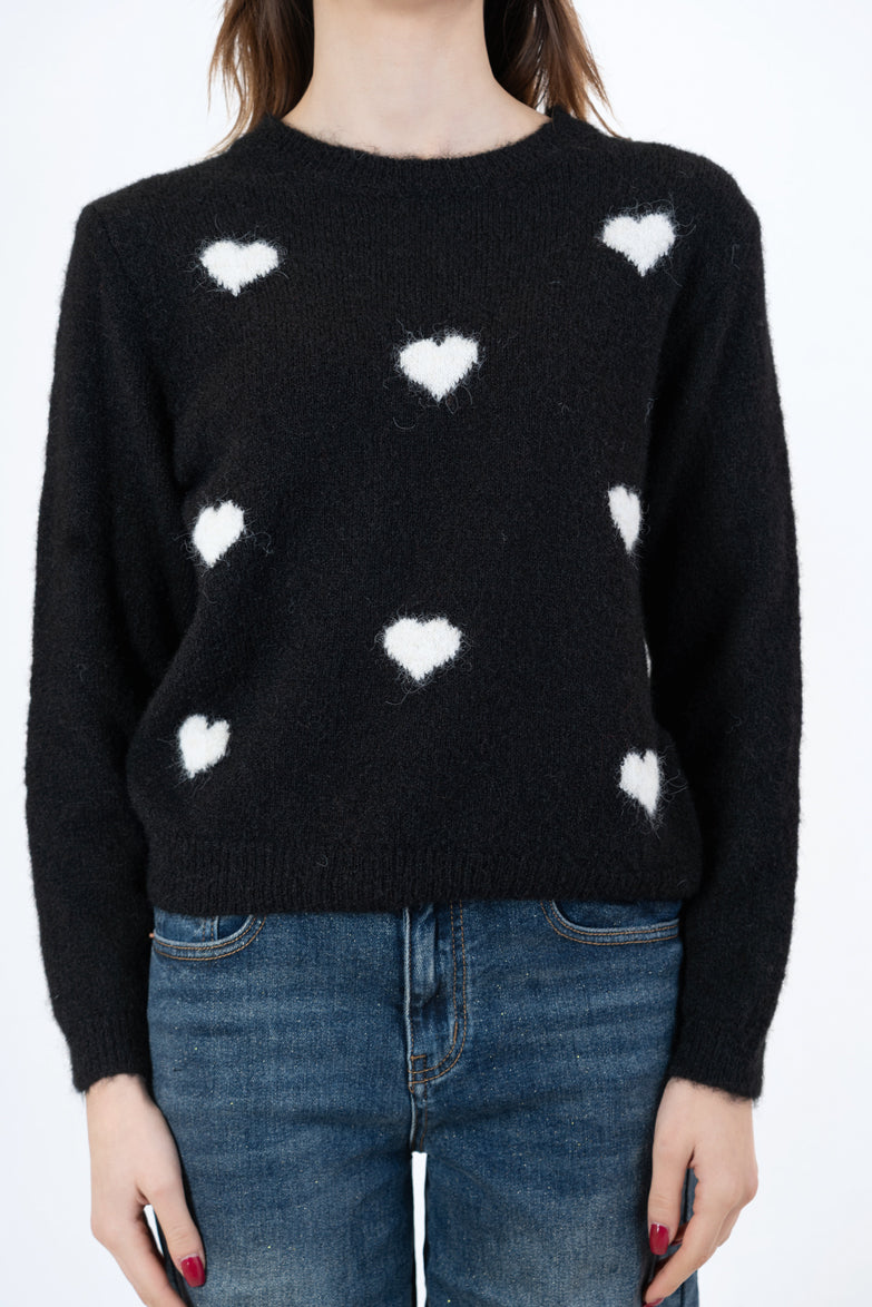 modella indossando Maglia morbida con cuori jacquard in filato mohair colore Nero-Bianco Unica