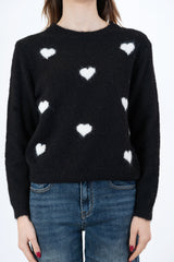 modella indossando Maglia morbida con cuori jacquard in filato mohair colore Nero-Bianco Unica