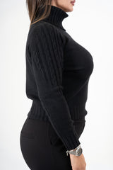 modella indossando Dolcevita CozyCable spalle treccia colore