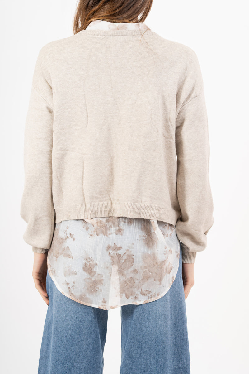 modella indossando Cardigan ampio con scollo a V e maniche a palloncino colore