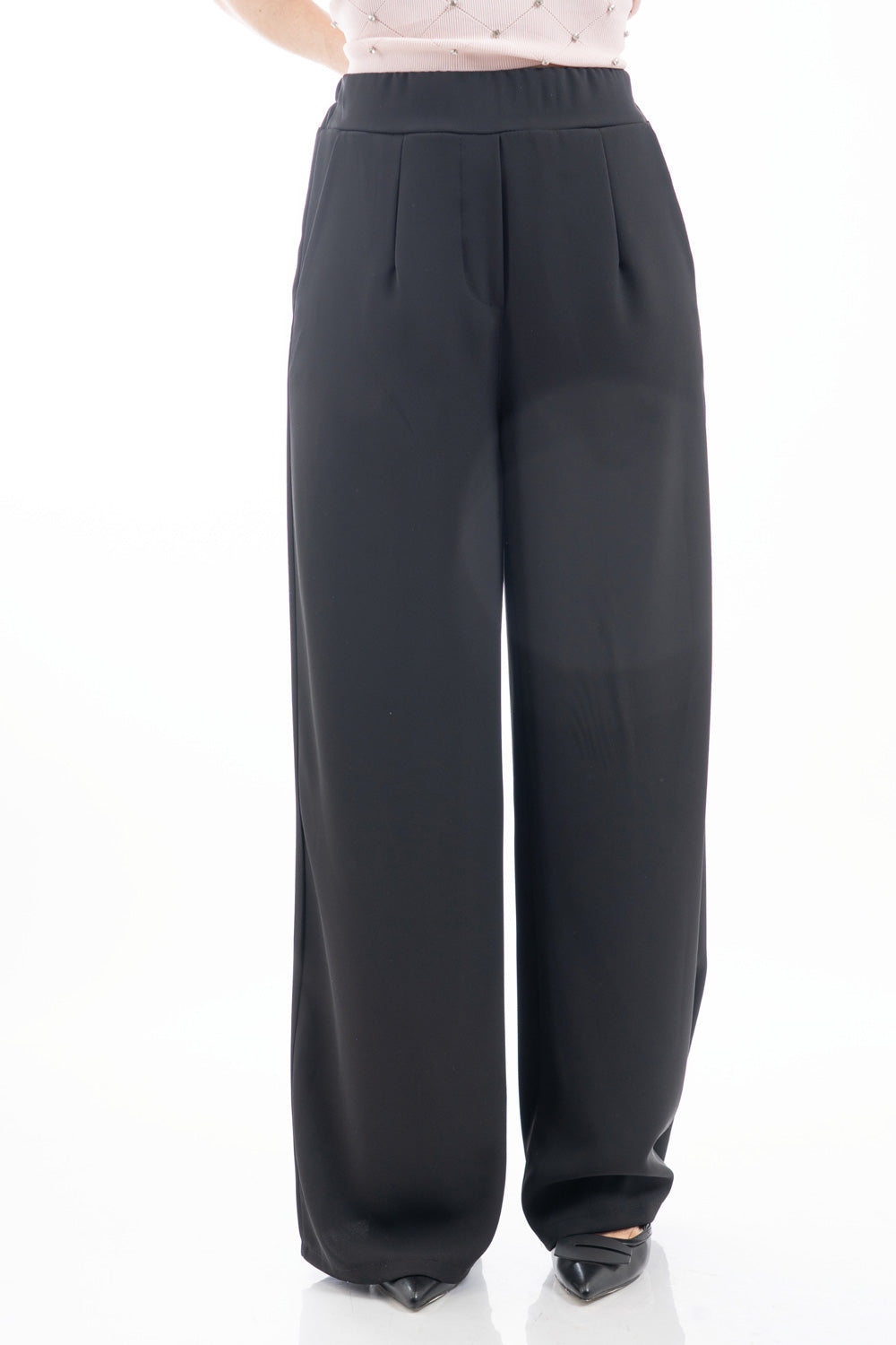 modella indossando Pantalone palazzo sartoriale con pinces e vita elasticizzata colore