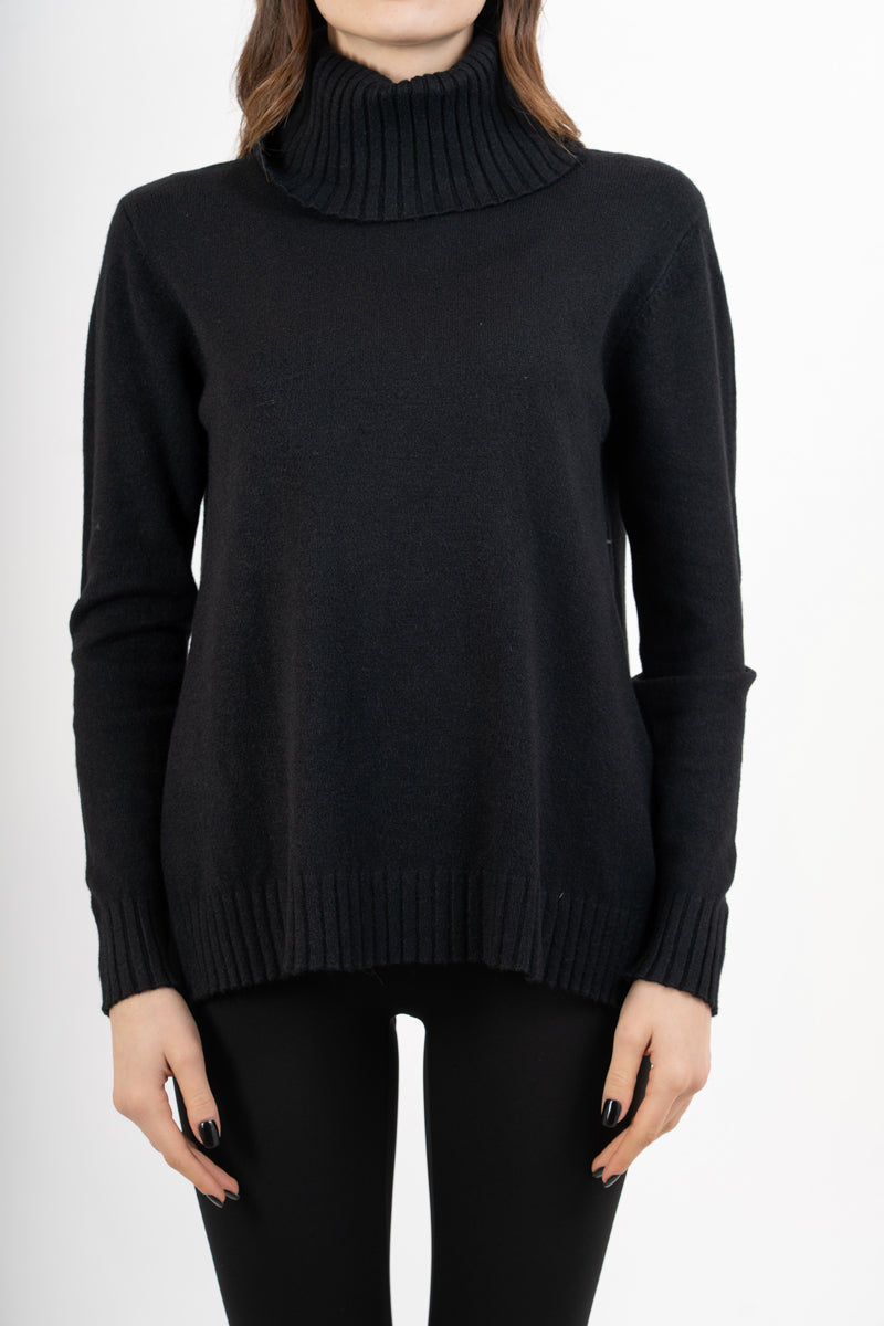 modella indossando Maglione over con collo alto in filato morbido e caldo colore Nero Unica