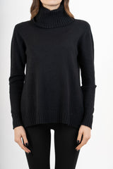 modella indossando Maglione over con collo alto in filato morbido e caldo colore Nero Unica