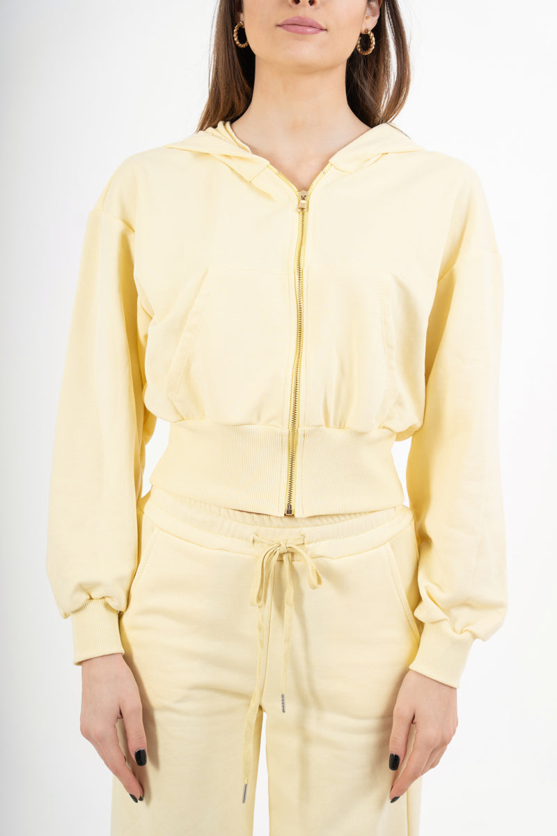 modella indossando Giacca felpa over con cappuccio e zip colore Giallo Unica