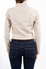modella indossando Giacca in ecopelle morbida beige con zip frontale e collo coreano colore