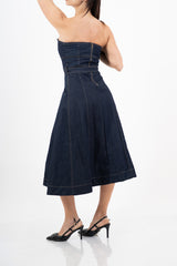 modella indossando Abito bustier in denim strutturato con fusciacca e cuciture a contrasto colore