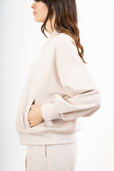 modella indossando Giacca in felpa misto viscosa con zip e manica ampia colore