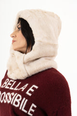 modella indossando Cappuccio scaldacollo in pelliccia sintetica ultra soft colore