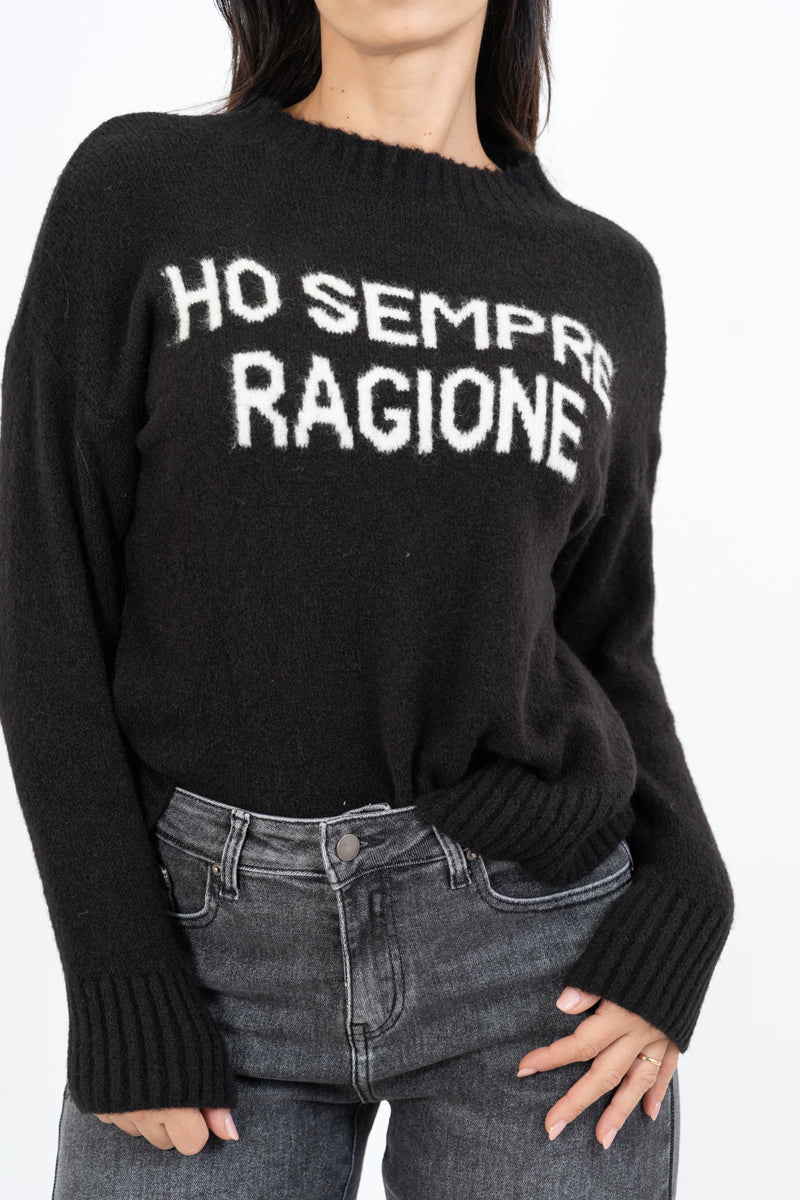 modella indossando Maglione girocollo con scritta “Ho sempre ragione” in misto lana Made in Italy colore Nero Unica
