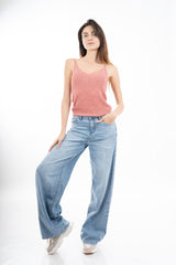 modella indossando Top in viscosa lurex a costine con scollo a V colore