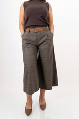 modella indossando Gilet smanicato in maglia viscosa con bordi a costina colore