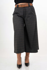 modella indossando Pantagonna palazzo in panno microcheck con cintura colore