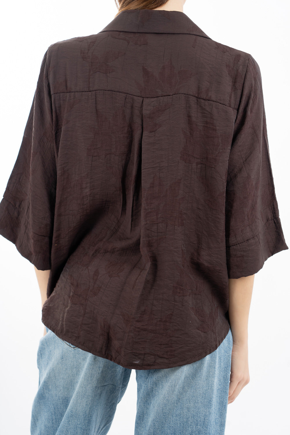 modella indossando Camicia ampia in viscosa jacquard con manica al gomito e linea fluida colore