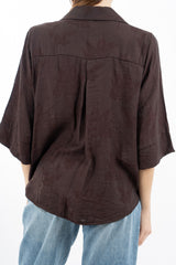 modella indossando Camicia ampia in viscosa jacquard con manica al gomito e linea fluida colore