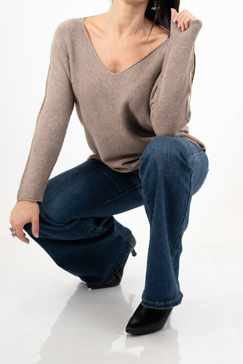 modella indossando Maglia over con scollo a V e orlo stondato in viscosa colore