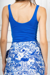 modella indossando Top canotta in maglina elasticizzata con scollo quadro colore