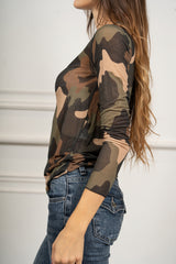 modella indossando Maglia Aveline Camouflage colore