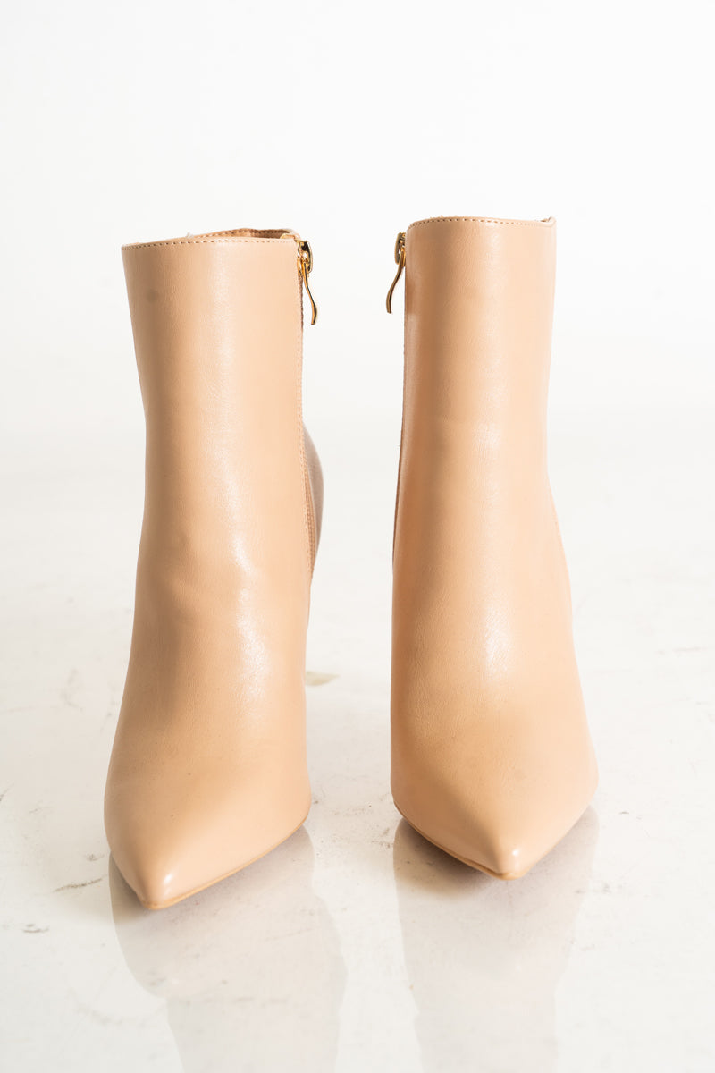 modella indossando Tronchetto beige a punta con tacco alto elegante colore