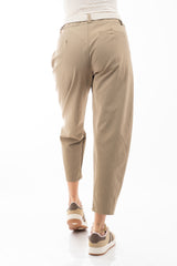 modella indossando Pantalone cropped vita alta con cintura intrecciata in tela canvas colore
