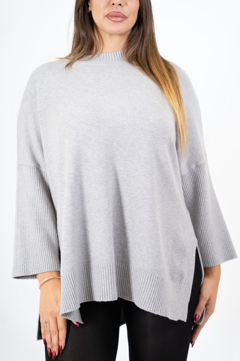 modella indossando Maglia lunga in misto viscosa con bottoni sul retro colore