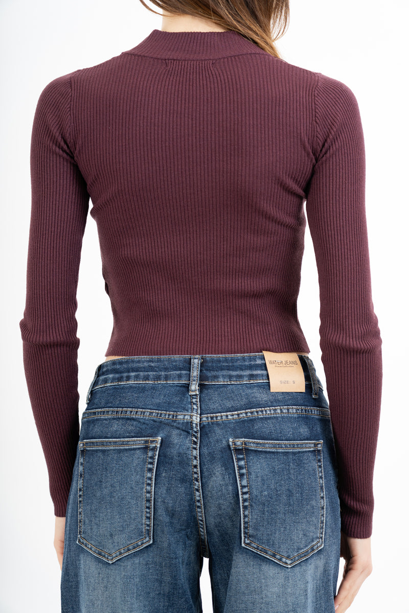 modella indossando Maglia a costine con scollo quadro e oblò con collare colore