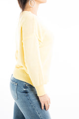 modella indossando Maglione primaverile girocollo in misto cotone colore
