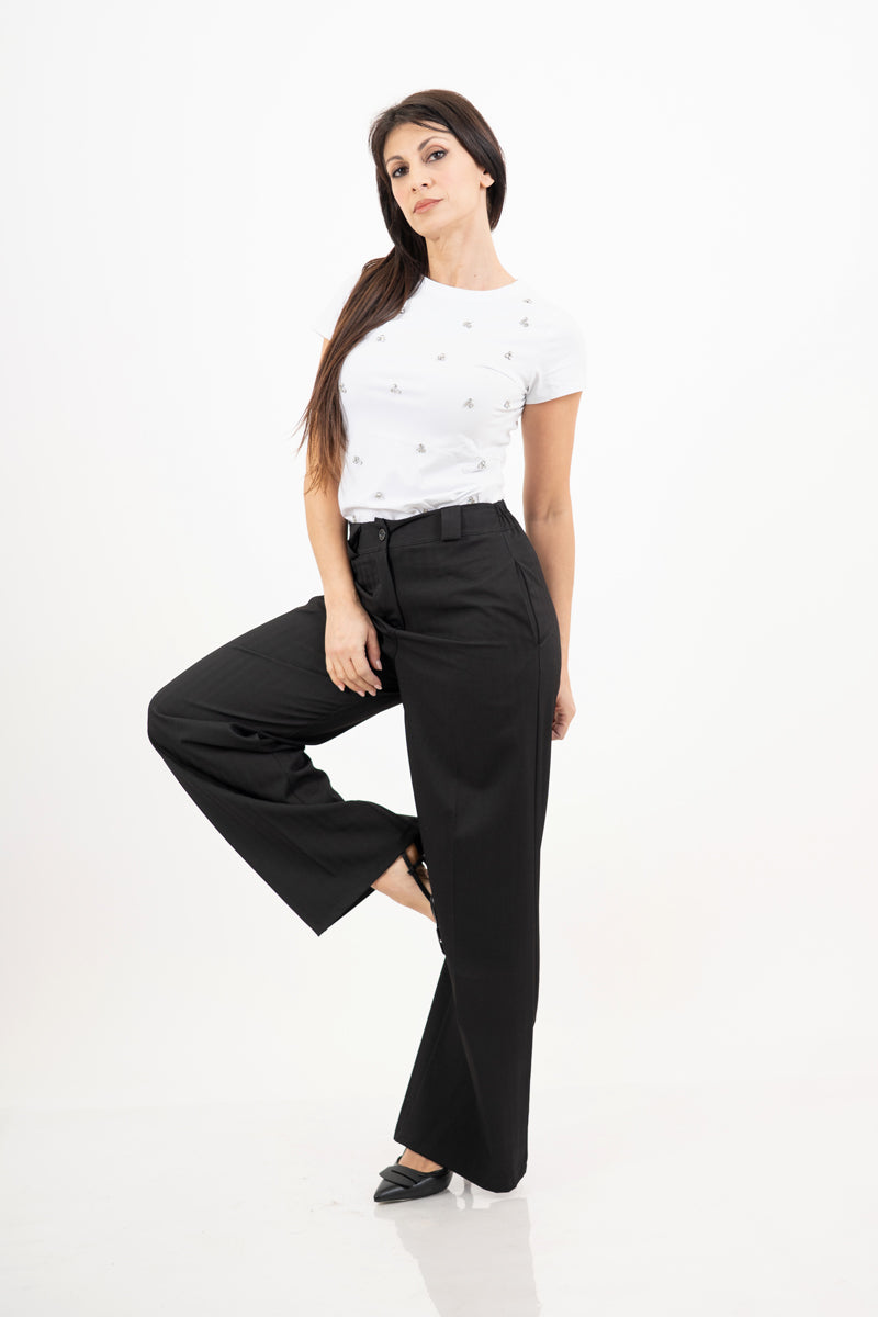 modella indossando T-shirt in cotone con applicazioni gioiello a trifoglio colore