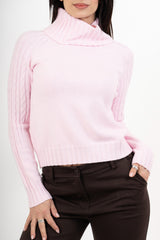 modella indossando Dolcevita CozyCable spalle treccia colore